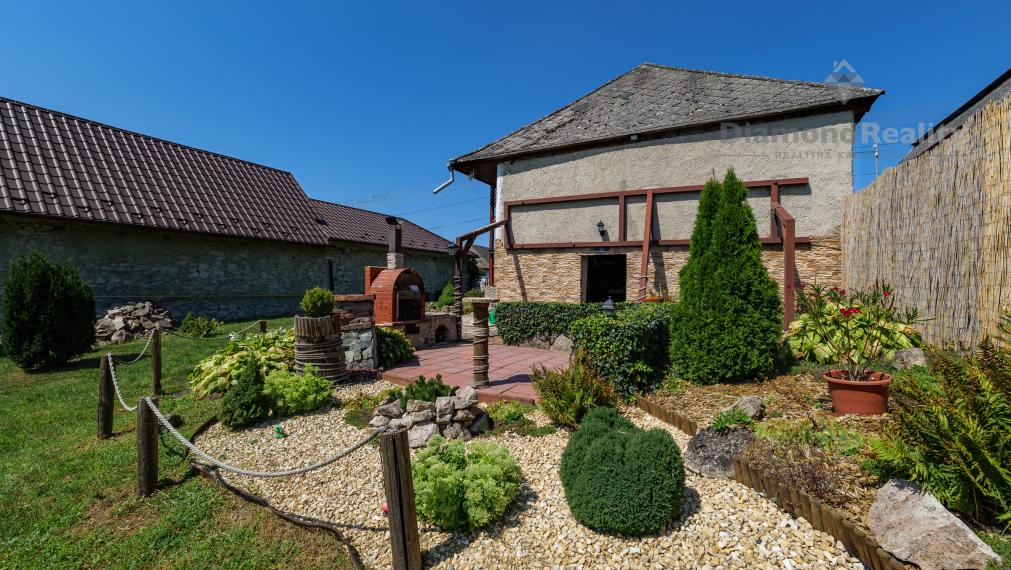 NA PREDAJ ÚTULNÝ RODINNÝ DOM S PRIESTRANNÝM POZEMKOM