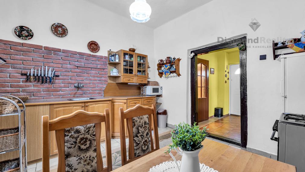 NA PREDAJ ÚTULNÝ RODINNÝ DOM S PRIESTRANNÝM POZEMKOM