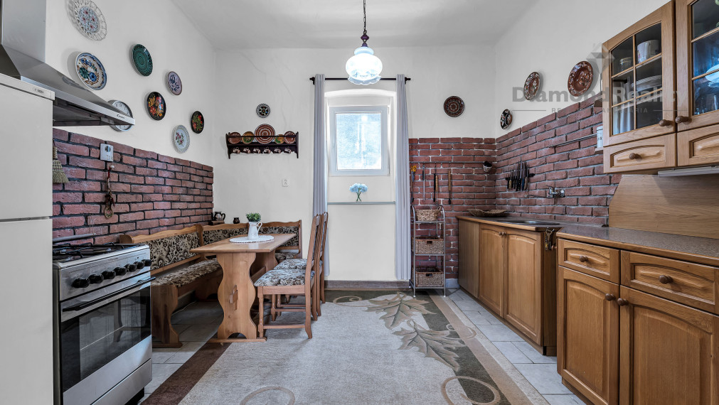 NA PREDAJ ÚTULNÝ RODINNÝ DOM S PRIESTRANNÝM POZEMKOM