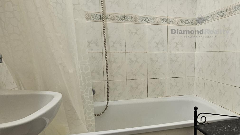 REZERVOVANÝ !!! - PREDAJ 1 IZBOVÝ BYT S LODŽIOU A PIVNICOU, ULICA WATSONOVA, KOŠICE - SEVER