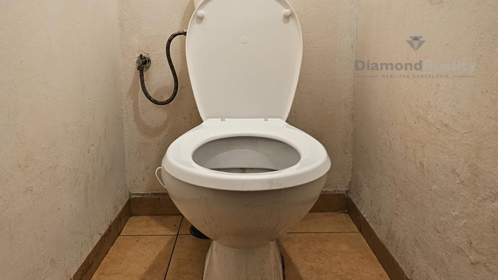 REZERVOVANÝ !!! - PREDAJ 1 IZBOVÝ BYT S LODŽIOU A PIVNICOU, ULICA WATSONOVA, KOŠICE - SEVER