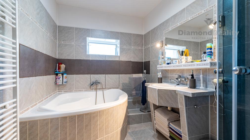 NA PREDAJ ZREKONŠTRUOVANÝ RODINNÝ DOM V NÁDHERNOM PROSTREDÍ | POZEMOK 1916m2 | VYŠNÝ MEDZEV