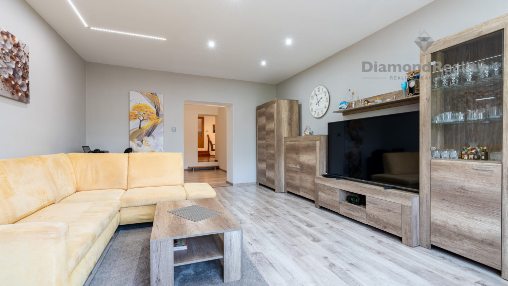 NA PREDAJ ZREKONŠTRUOVANÝ RODINNÝ DOM V NÁDHERNOM PROSTREDÍ | POZEMOK 1916m2 | VYŠNÝ MEDZEV