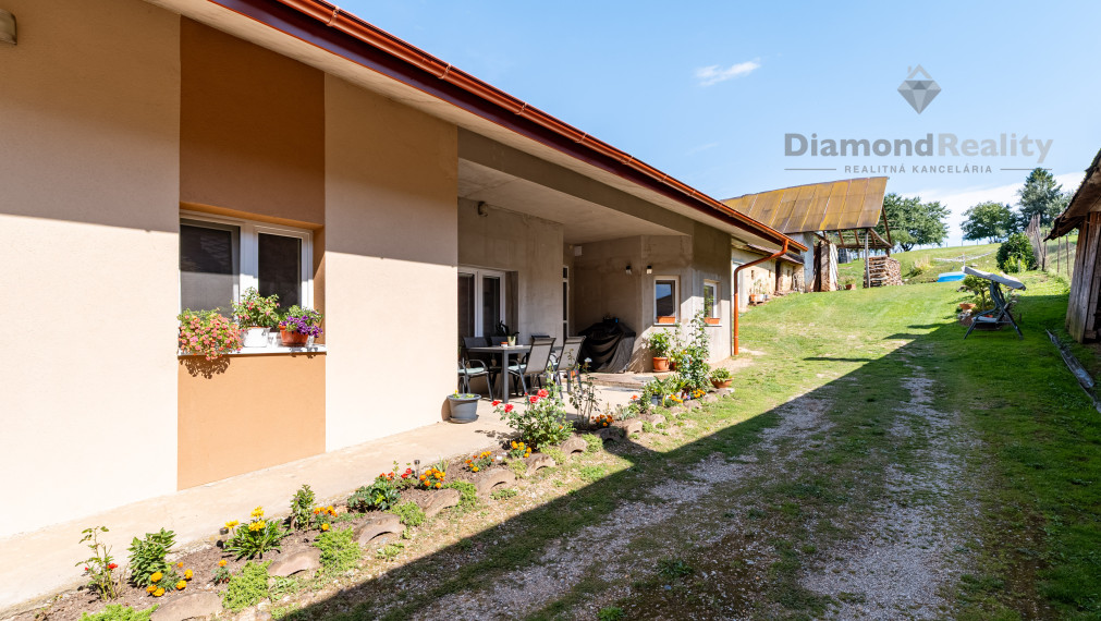 NA PREDAJ ZREKONŠTRUOVANÝ RODINNÝ DOM V NÁDHERNOM PROSTREDÍ | POZEMOK 1916m2 | VYŠNÝ MEDZEV