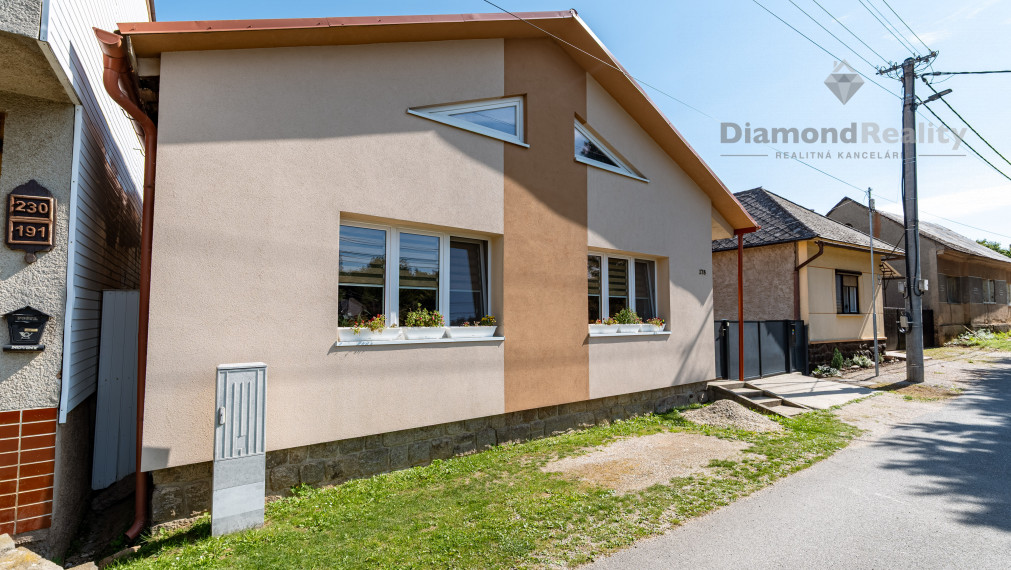 NA PREDAJ ZREKONŠTRUOVANÝ RODINNÝ DOM V NÁDHERNOM PROSTREDÍ | POZEMOK 1916m2 | VYŠNÝ MEDZEV