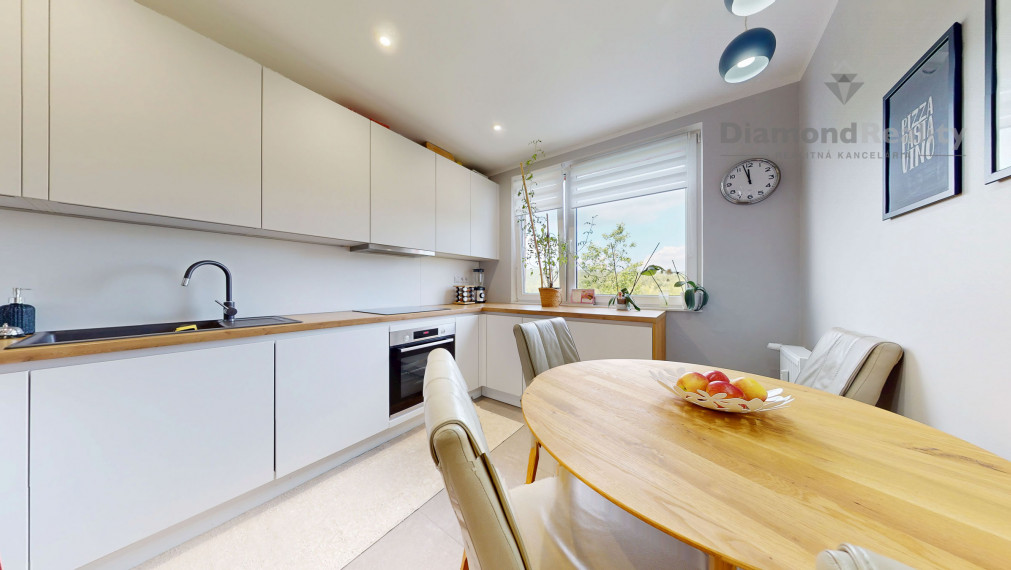 NA PREDAJ VEĽKÝ 4 IZBOVÝ BYT - 96 M2 - DVE LODŽIE, VIEDENSKÁ ULICA , SÍDLISKO ŤAHANOVCE