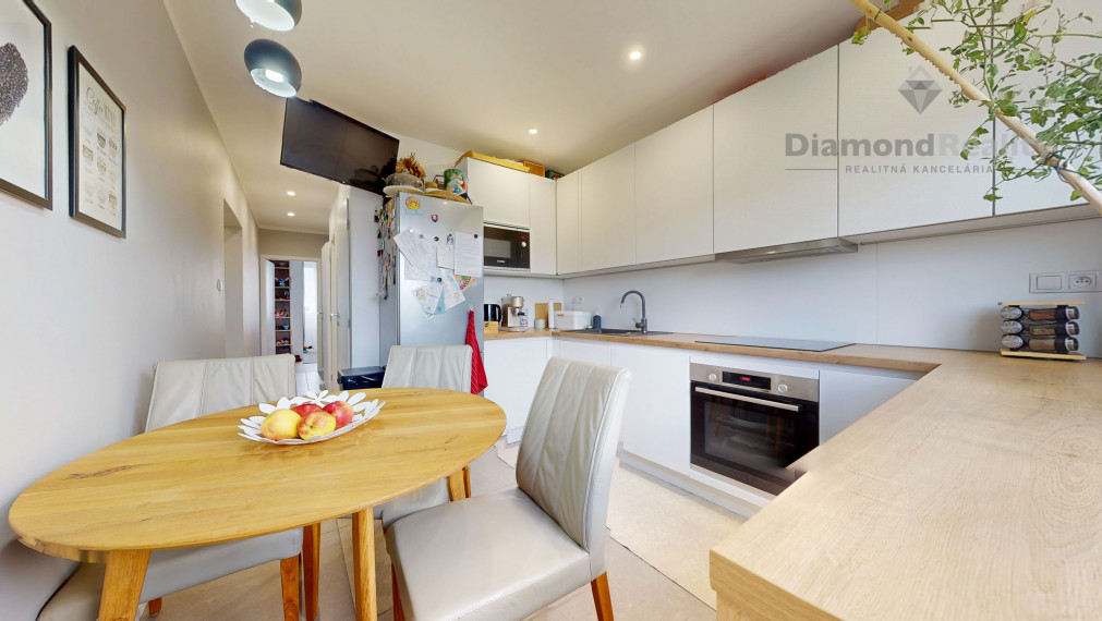 NA PREDAJ VEĽKÝ 4 IZBOVÝ BYT - 96 M2 - DVE LODŽIE, VIEDENSKÁ ULICA , SÍDLISKO ŤAHANOVCE