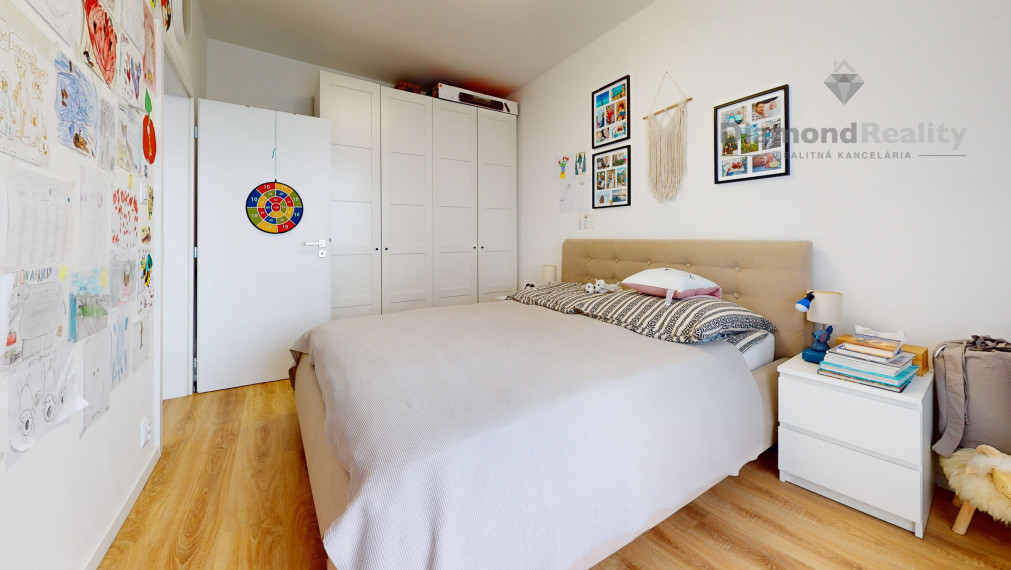 NA PREDAJ VEĽKÝ 4 IZBOVÝ BYT - 96 M2 - DVE LODŽIE, VIEDENSKÁ ULICA , SÍDLISKO ŤAHANOVCE