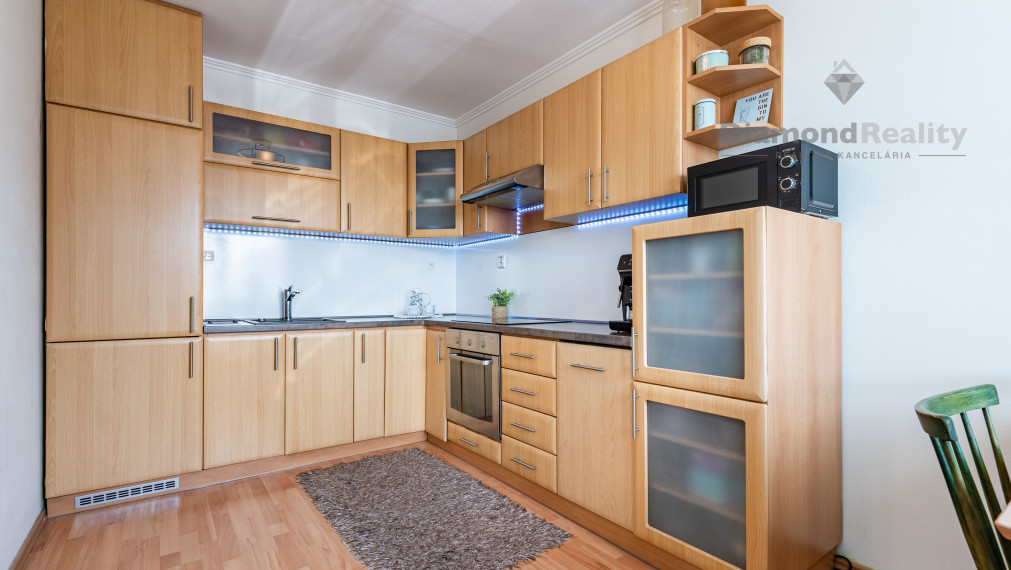 NA PREDAJ PRAŽSKÝ 3 IZBOVÝ BYT S VEĽKOU LODŽIOU