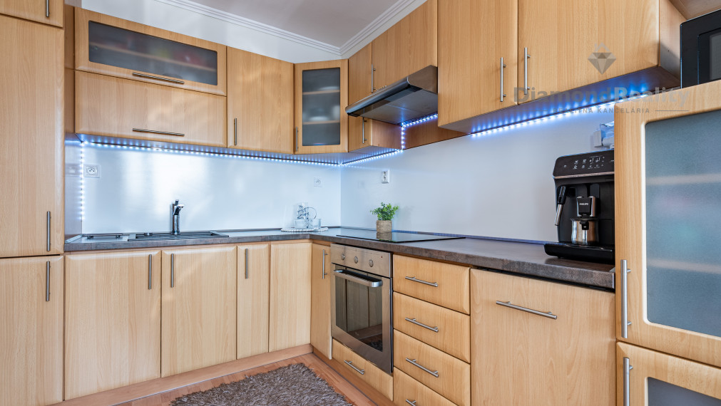 NA PREDAJ PRAŽSKÝ 3 IZBOVÝ BYT S VEĽKOU LODŽIOU