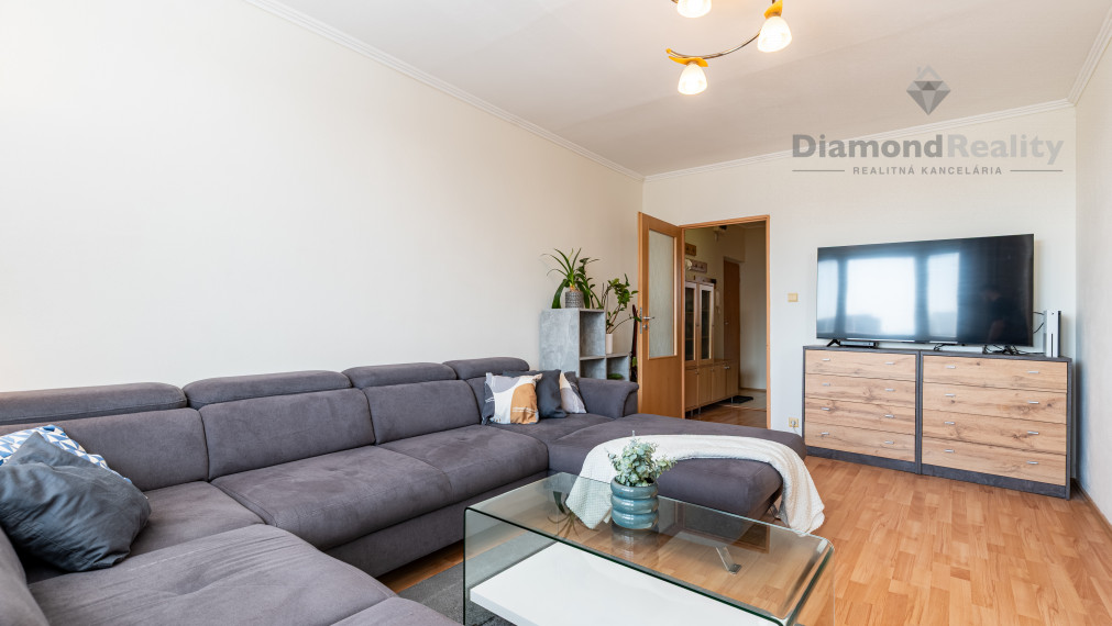 NA PREDAJ PRAŽSKÝ 3 IZBOVÝ BYT S VEĽKOU LODŽIOU