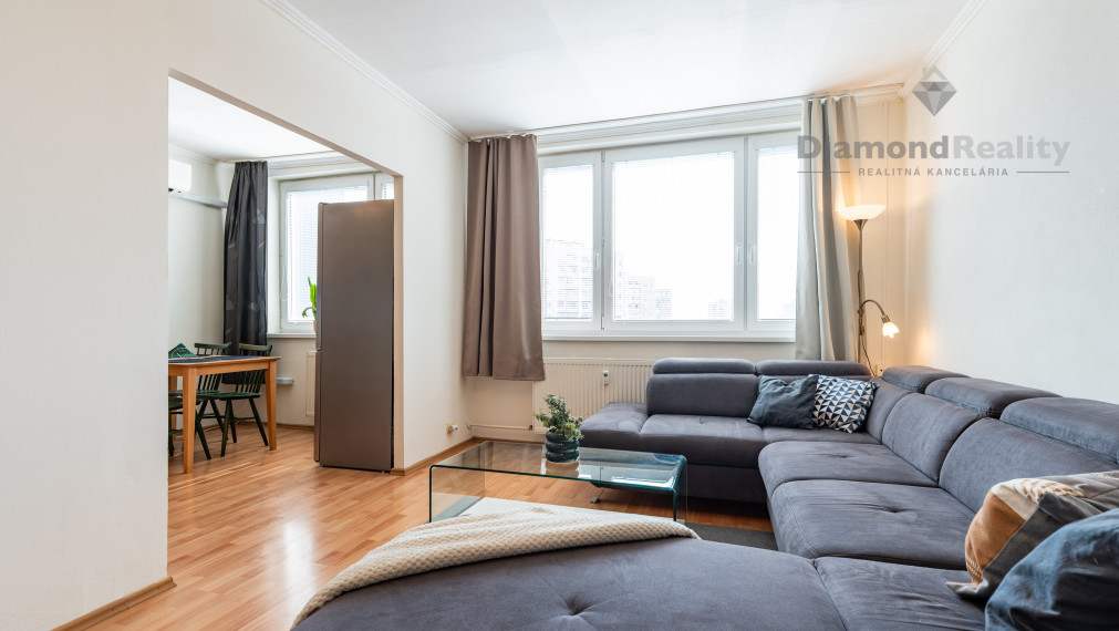 NA PREDAJ PRAŽSKÝ 3 IZBOVÝ BYT S VEĽKOU LODŽIOU