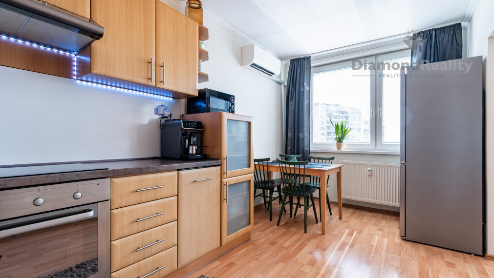 NA PREDAJ PRAŽSKÝ 3 IZBOVÝ BYT S VEĽKOU LODŽIOU