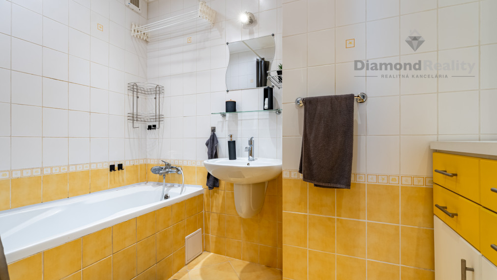 NA PREDAJ PRAŽSKÝ 3 IZBOVÝ BYT S VEĽKOU LODŽIOU