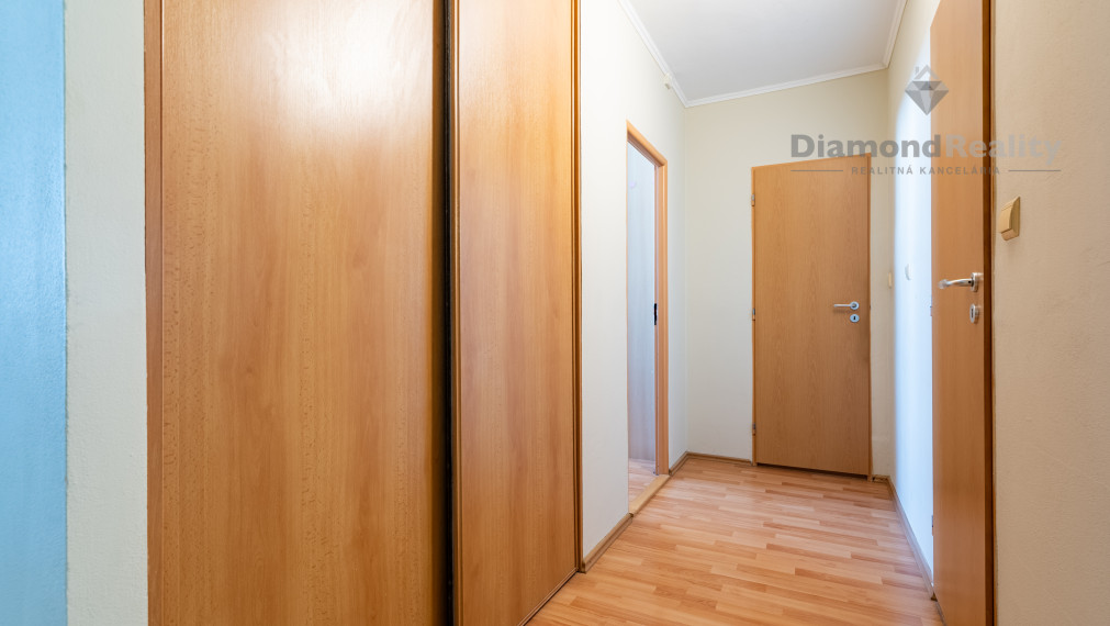 NA PREDAJ PRAŽSKÝ 3 IZBOVÝ BYT S VEĽKOU LODŽIOU