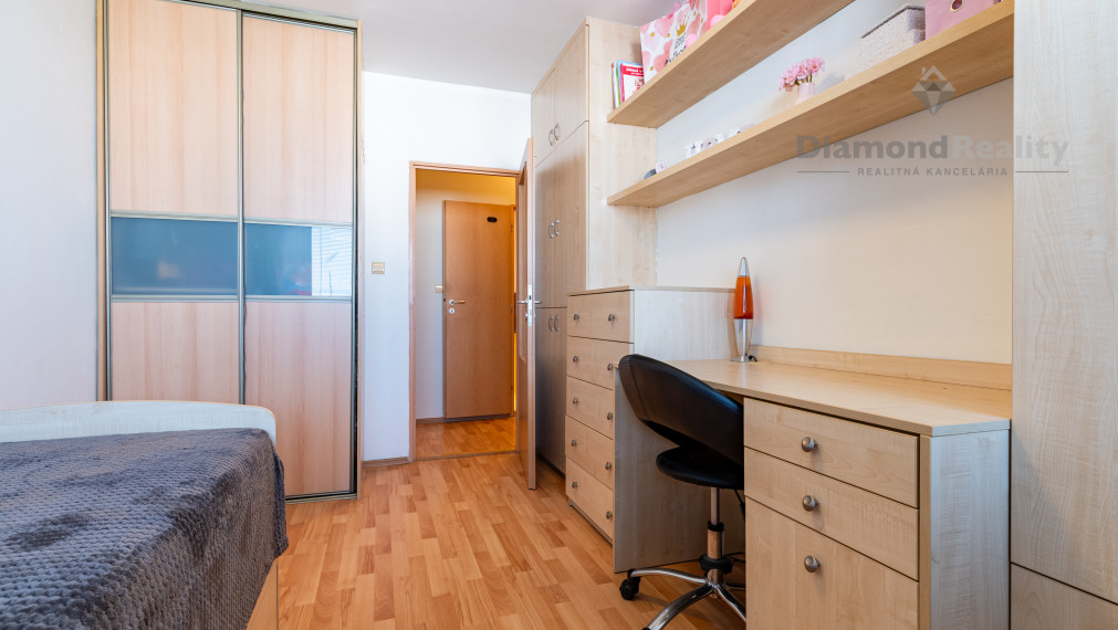 NA PREDAJ PRAŽSKÝ 3 IZBOVÝ BYT S VEĽKOU LODŽIOU