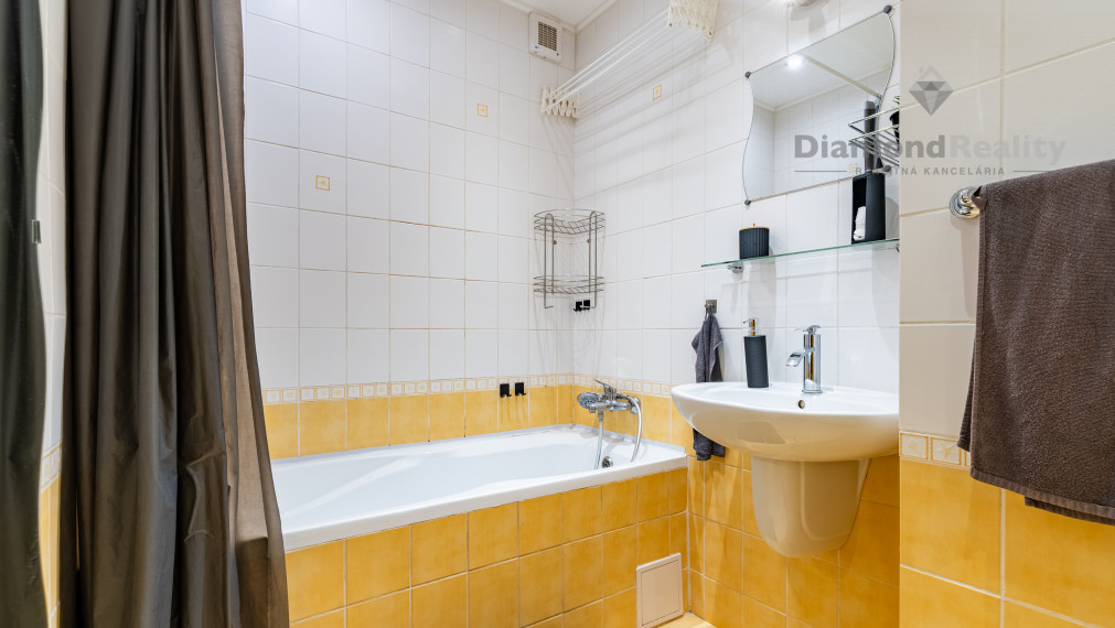 NA PREDAJ PRAŽSKÝ 3 IZBOVÝ BYT S VEĽKOU LODŽIOU