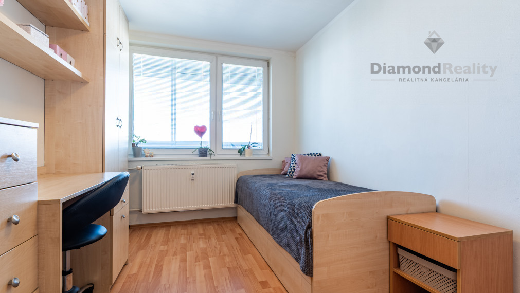 NA PREDAJ PRAŽSKÝ 3 IZBOVÝ BYT S VEĽKOU LODŽIOU