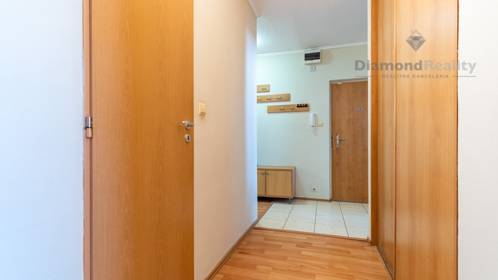 NA PREDAJ PRAŽSKÝ 3 IZBOVÝ BYT S VEĽKOU LODŽIOU