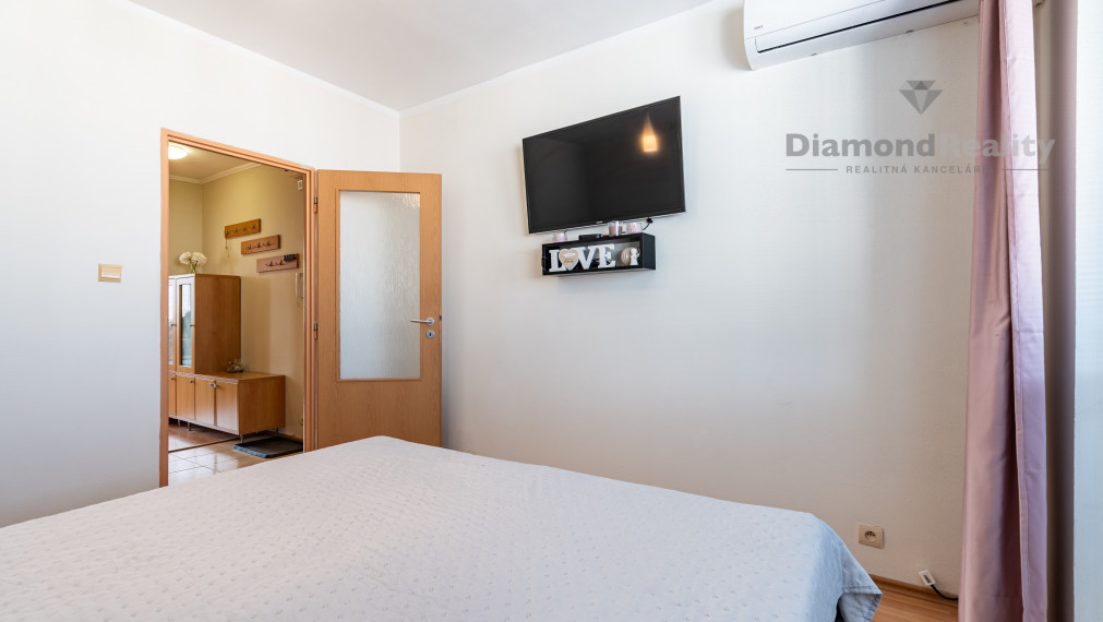 NA PREDAJ PRAŽSKÝ 3 IZBOVÝ BYT S VEĽKOU LODŽIOU