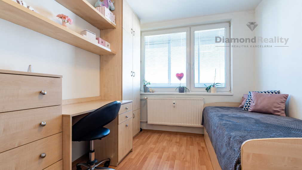 NA PREDAJ PRAŽSKÝ 3 IZBOVÝ BYT S VEĽKOU LODŽIOU