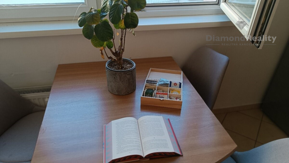 Na prenájom zariadený 2 izbový byt, balkón, Hlavná, Trnava