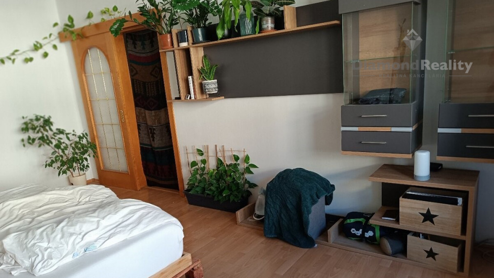 Na prenájom zariadený 2 izbový byt, balkón, Hlavná, Trnava