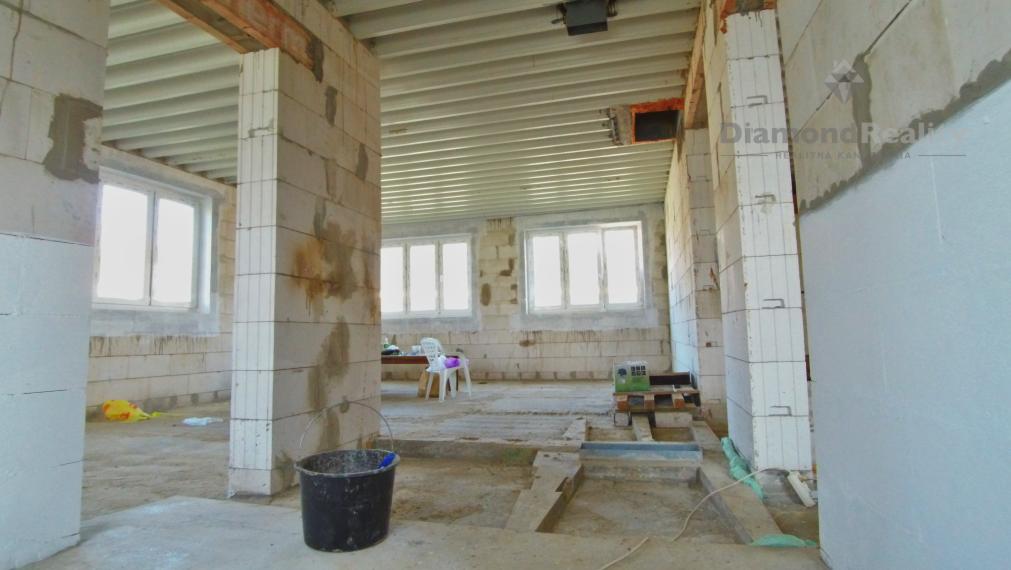 Rozostavaný veľký dom, spojenie diaľnicou k parku Valaliky