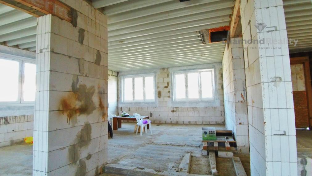 Rozostavaný veľký dom, spojenie diaľnicou k parku Valaliky