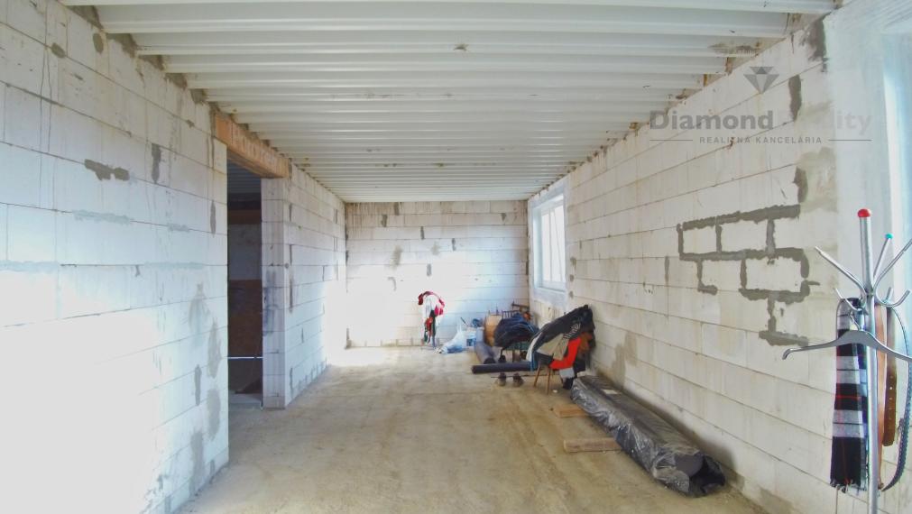 Rozostavaný veľký dom, spojenie diaľnicou k parku Valaliky