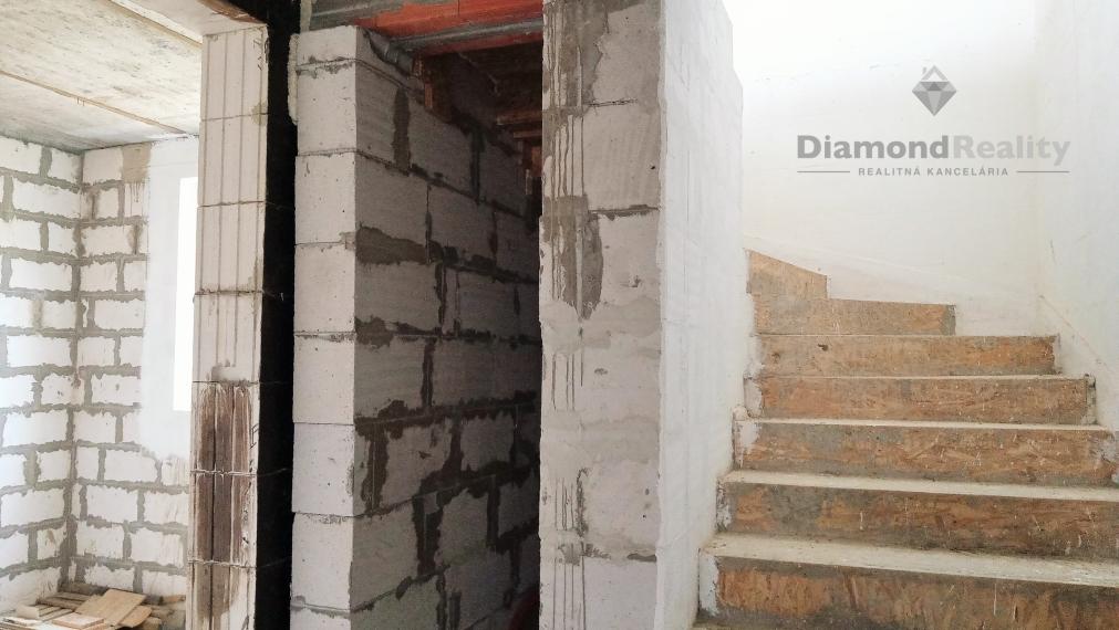 Rozostavaný veľký dom, spojenie diaľnicou k parku Valaliky