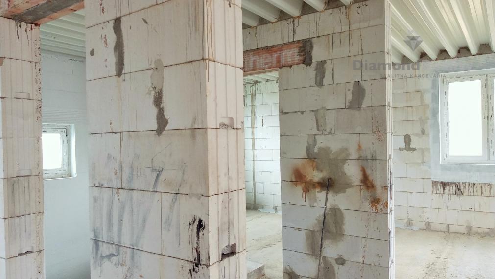 Rozostavaný veľký dom, spojenie diaľnicou k parku Valaliky