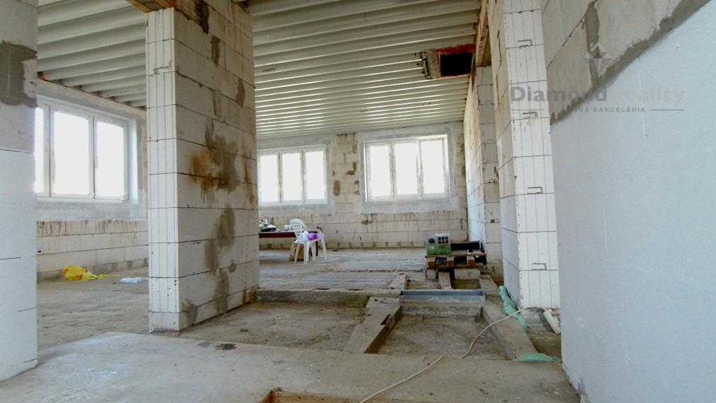 Rozostavaný veľký dom, spojenie diaľnicou k parku Valaliky