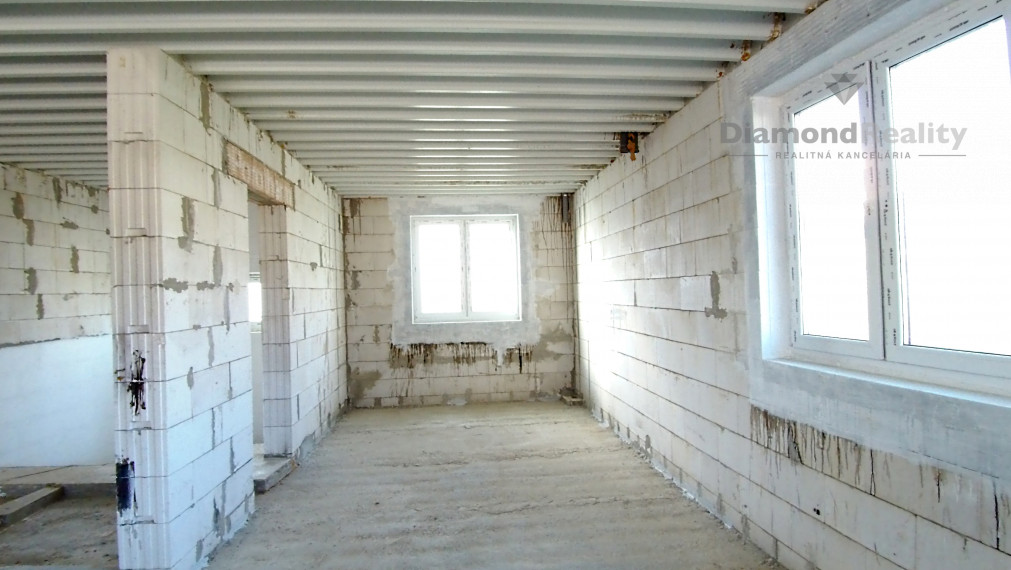 Dom pre 2 rodiny, len 10 minút od Košíc