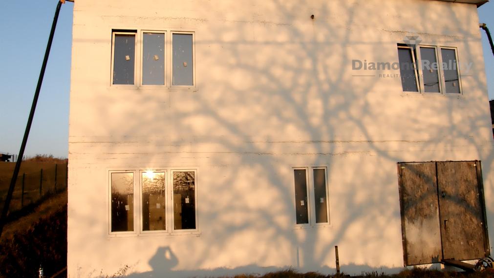 Rozostavaný veľký dom, spojenie diaľnicou k parku Valaliky