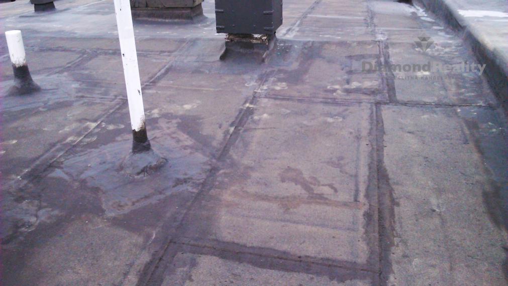 Rozostavaný veľký dom, spojenie diaľnicou k parku Valaliky