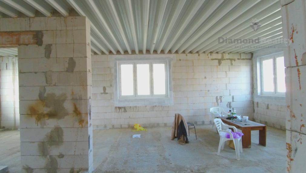 Rozostavaný veľký dom, spojenie diaľnicou k parku Valaliky