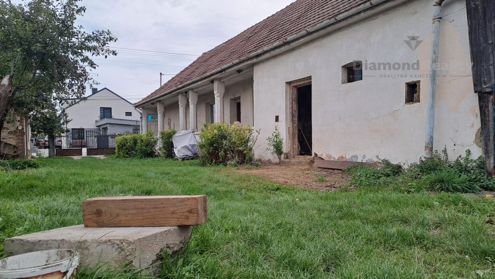 PREDANÉ: Na predaj rovinatý pozemok s domom KE - Poľov