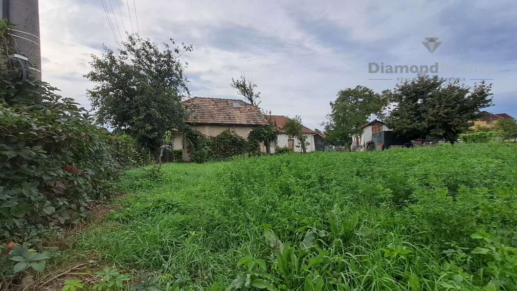 PREDANÉ: Na predaj rovinatý pozemok s domom KE - Poľov