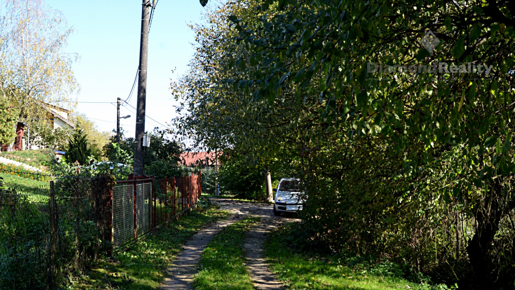Stavebný, oplotený a slnečný pozemok s vinicou v obci Janík