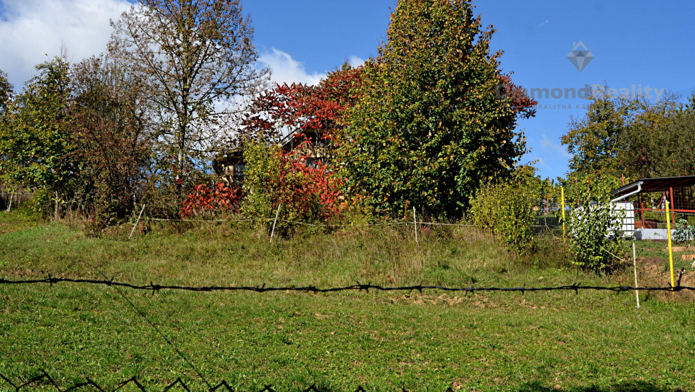 Stavebný, oplotený a slnečný pozemok s vinicou v obci Janík