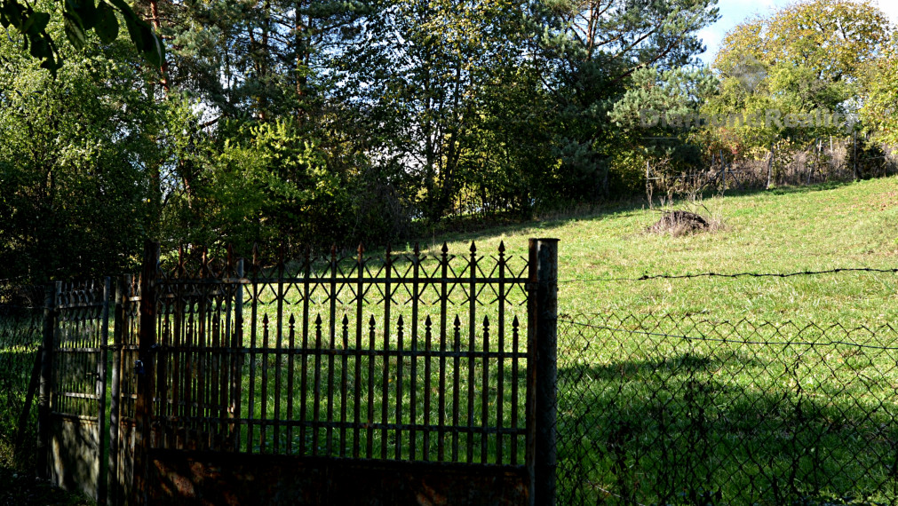 Stavebný, oplotený a slnečný pozemok s vinicou v obci Janík