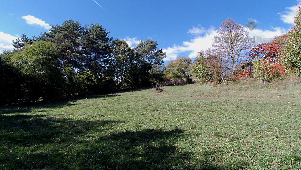 Stavebný, oplotený a slnečný pozemok s vinicou v obci Janík