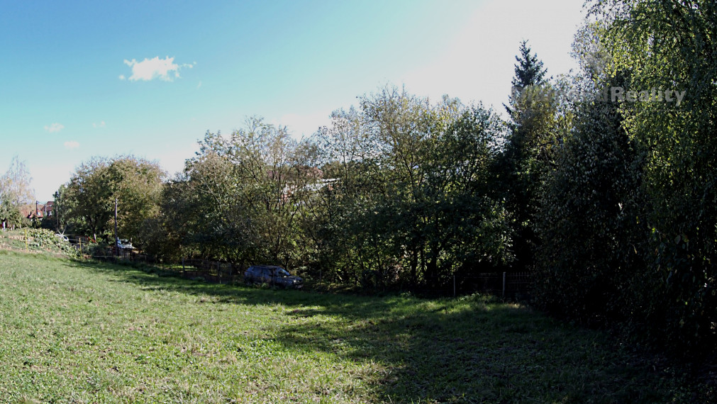 Stavebný, oplotený a slnečný pozemok s vinicou v obci Janík