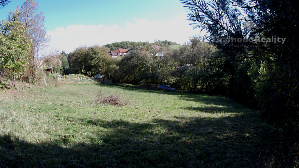 Stavebný, oplotený a slnečný pozemok s vinicou v obci Janík