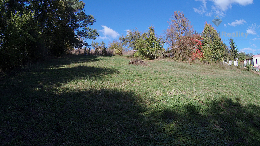 Stavebný, oplotený a slnečný pozemok s vinicou v obci Janík