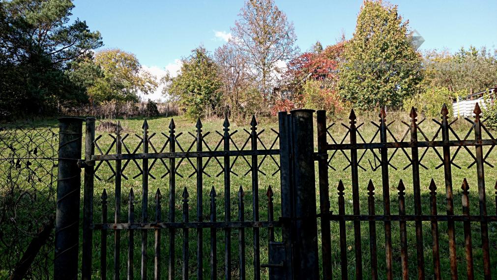 Stavebný, oplotený a slnečný pozemok s vinicou v obci Janík