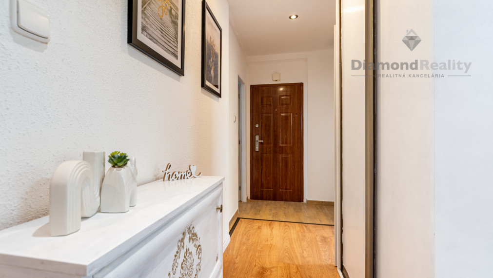 NA PREDAJ 3 IZBOVÝ BYT S TERASOU, PARKOVANÍM A ZÁHRADOU