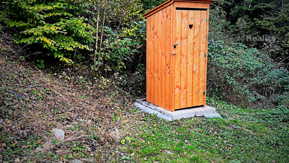 Zrub  s pozemkom v Slovinkách,  lesy, v zime sneh