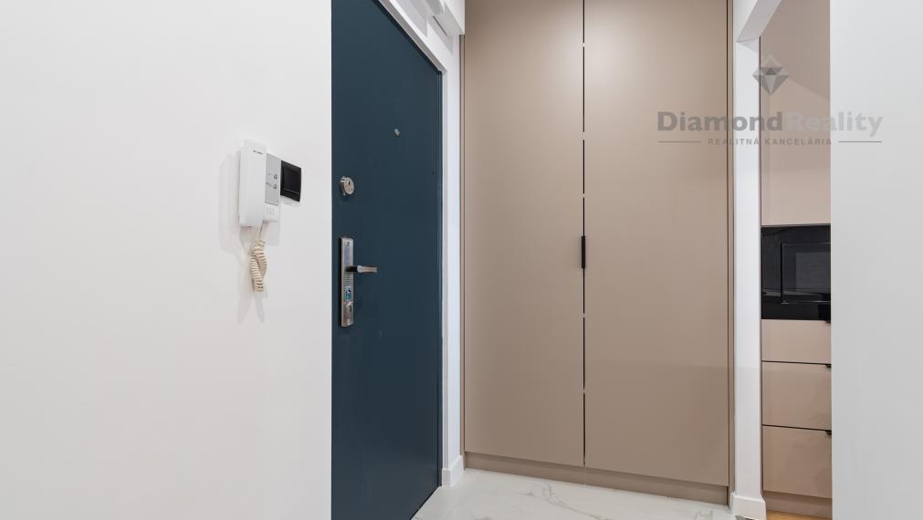 NA PREDAJ 2 IZBOVÝ BYT S LODŽIOU PO KOMPLETNEJ REKONŠTRUKCII NA ULICI JALTSKÁ, DARGOVSKÝCH HRDINOV (FURČA)